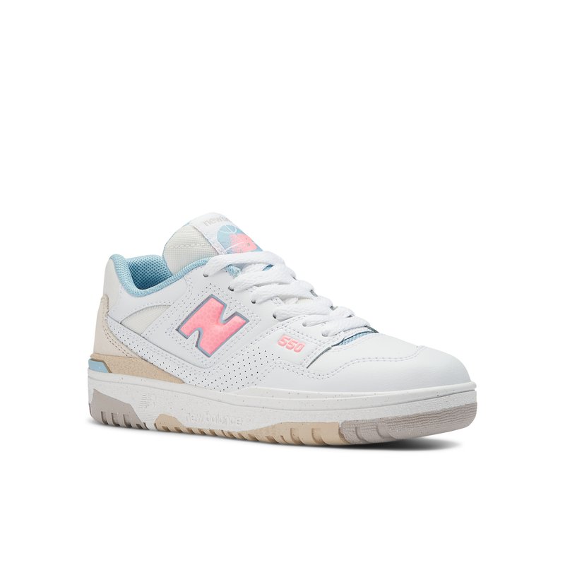 Sneakers bianchi in pelle con accenti azzurri, punta perforata e logo riflettente rosa. Presentano una suola spessa con dettagli beige.
