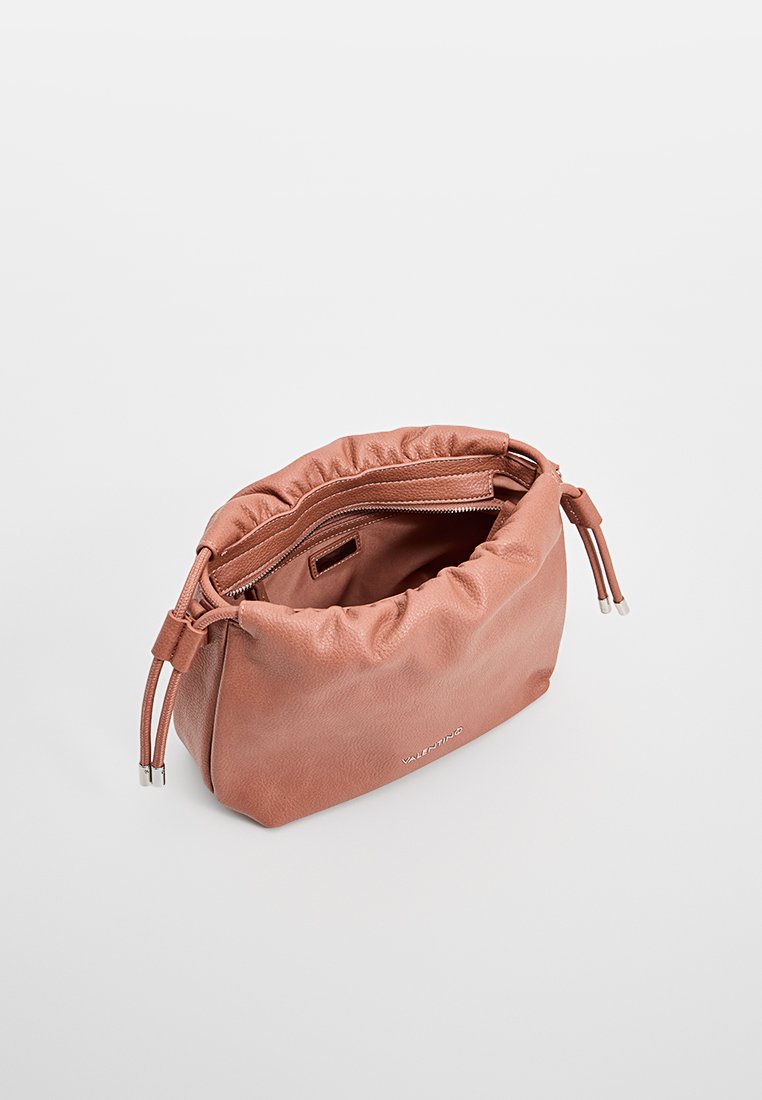 Bolso de piel suave en color rosa con parte superior fruncida, cierre de cordón y detalle sutil del logotipo. Superficie texturizada y forma redondeada. Bolsillo interior con cremallera.