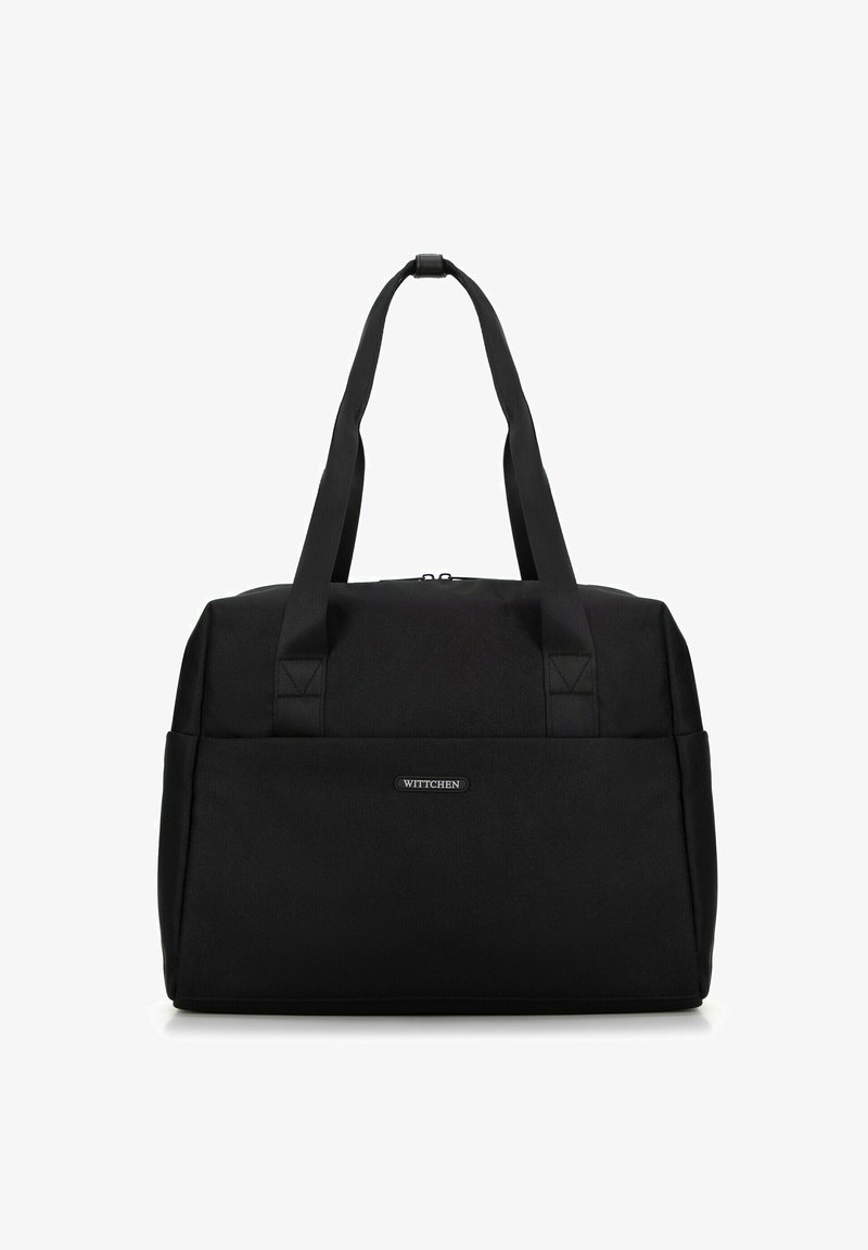 Černá látková taška přes rameno s dvojitými uchy, uzávěrem na zip a akcentem loga. Obdélníkový tvar s pevným designem a bez viditelných vzorů.