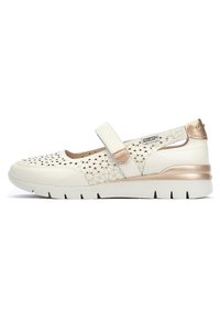 Scarpa bianca in pelle con design a taglio, cinturino regolabile e dettaglio dorato sul tallone. La suola è texturizzata per una maggiore aderenza.