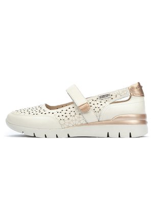 Zapato de cuero blanco con diseño cortado, correa ajustable y un acento dorado en el talón. La suela tiene textura para un mejor agarre.