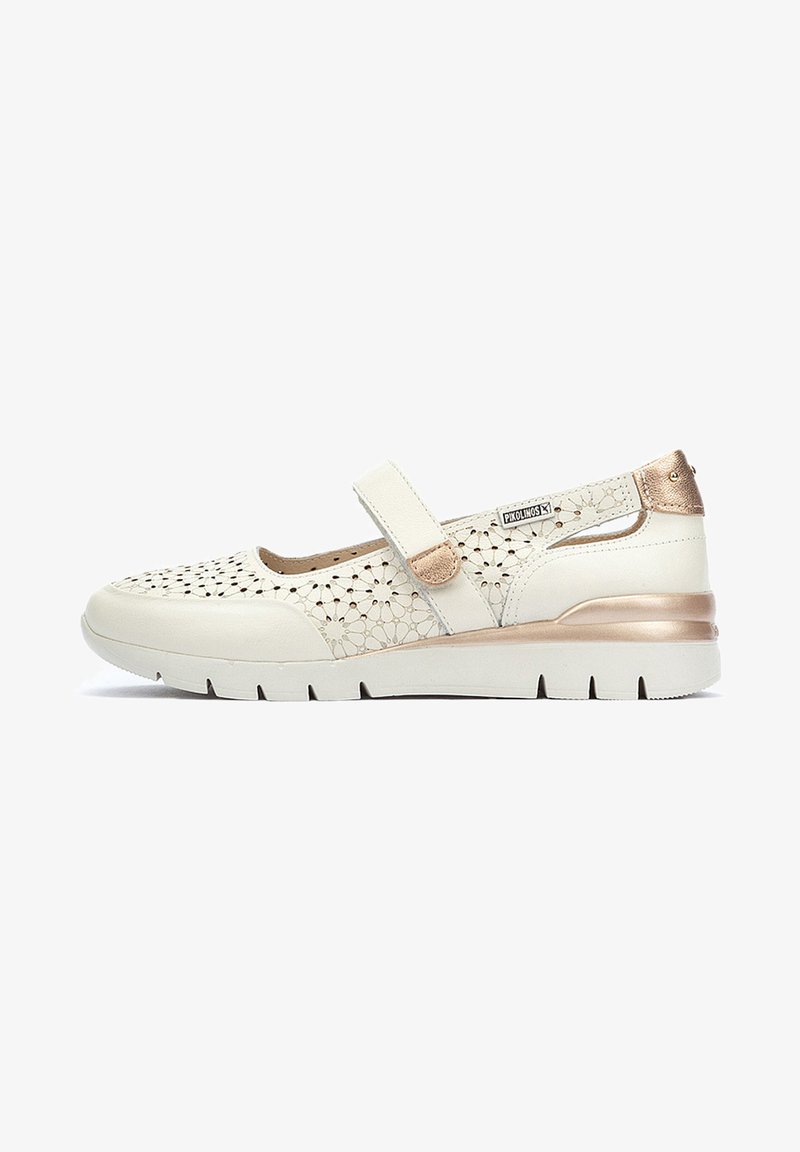 Chaussure en cuir blanc avec un design ajouré, sangle ajustable et accent doré au talon. La semelle est texturée pour une meilleure adhérence.