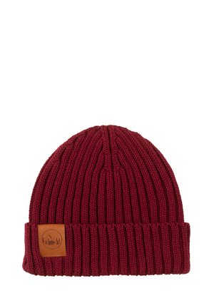 Czerwona dziergana czapka z prążkowaną fakturą i podwiniętym mankietem, z brązową skórzaną naszywką z motywem góry i niedźwiedzia.