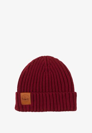 Czerwona dziergana czapka z prążkowaną fakturą i podwiniętym mankietem, z brązową skórzaną naszywką z motywem góry i niedźwiedzia.