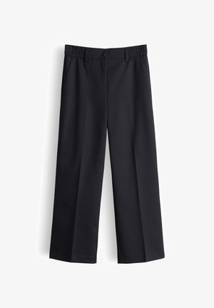 Schwarze Hose mit geradem Bein, elastischem Bund, Gürtelschlaufen, Knopf vorne und seitlichen Taschen, vor weißem Hintergrund dargestellt.