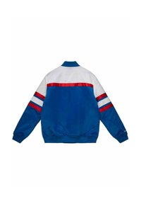 Veste bomber en satin bleu avec des rayures blanches et rouges sur les épaules et les manches ; col et poignets côtelés ; texture lisse.