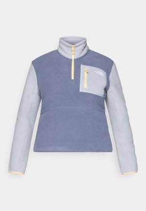 Fleecasti pulover u svijetloplavoj i sivoj boji, s visokim ovratnikom, zatvaranjem na zip, prednjim džepom i kontrastnim žutim detaljima.