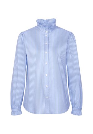 Blusa azzurro chiaro con righe verticali bianche, collo alto con volant, chiusura frontale con bottoni, maniche lunghe e polsini con volant.