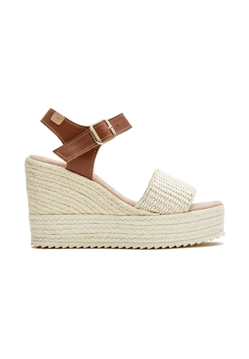 Sandalia cuña con plataforma de yute trenzado, tira para los dedos de color beige y correa de tobillo de cuero marrón con hebilla dorada, sobre fondo blanco.