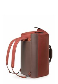 Sac à dos en cuir brun de forme rectangulaire, avec des bretelles rembourrées, une finition texturée et un compartiment supérieur zippé.