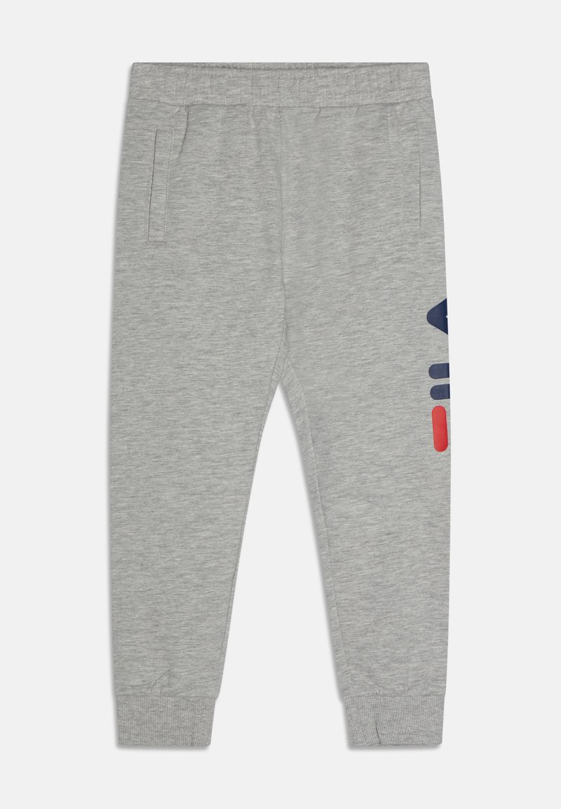 Un pantalon de survêtement gris avec une texture douce, comportant deux poches latérales et un motif graphique en bleu marine et rouge sur la jambe gauche. Taille élastique.