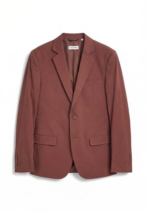 Blazer marrone da uomo su misura con un solo bottone, rever a incavo, tasche con patta e polsini con quattro bottoni, disteso su uno sfondo bianco.