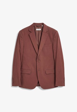 Blazer marrone da uomo su misura con un solo bottone, rever a incavo, tasche con patta e polsini con quattro bottoni, disteso su uno sfondo bianco.