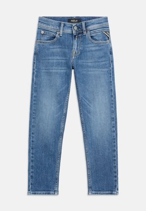 Modré rifľové nohavice s prednými vreckami, slučkami na opasok, zapínaním na gombík a zips a značkovou nášivkou na páse a vrecku.