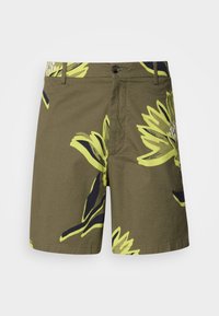 Shorts vert olive avec grands imprimés floraux jaunes et noirs, fermeture par boutons, passants de ceinture et fermeture éclair à l'avant.