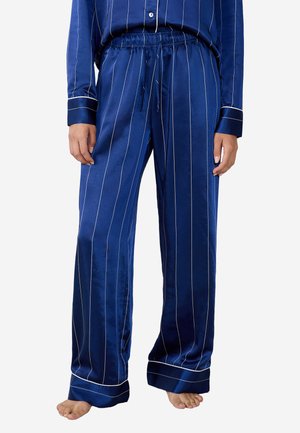 Pantaloni da pigiama in satin blu con strisce verticali bianche, vita elastica con cordoncino e orli a barchetta. Tessuto liscio e vestibilità comoda.