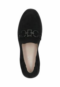 Juodas zomšinės slip-on tipo batai su apvaliu priekiu, dekoratyviais juodais aksesuarais ir minkšta vidine apdaila, turintys lygų pėdos padą.
