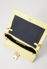 Tommy Hilfiger HER FLAP CHAIN - Borsa a tracolla - yellow