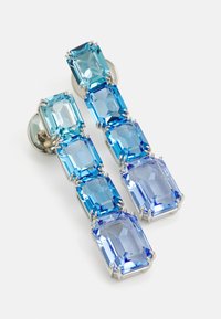 Σκουλαρίκια μπλε πολύτιμου λίθου με ορθογώνια σχήματα σε διάφορες αποχρώσεις, τοποθετημένα σε ασημί μέταλλο με ορατές λεπτομέρειες από προνγκ.