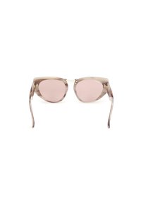 Gafas de sol estilo cat-eye con lentes en gradiente rosa claro, montura transparente beige, detalles dorados y varillas delgadas. Textura suave en toda la gafa.