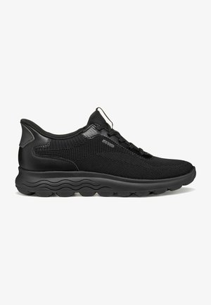 Chaussure de sport noire avec un dessus en mesh respirant, semelle en caoutchouc, accents texturés et lacets élastiques pour un ajustement sécurisé.