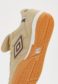 Umbro SPECIALI TR SUEDE UNISEX - Trainers - cream/dark brown/white