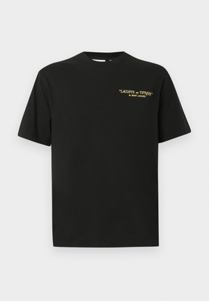 Zwarte katoenen t-shirt met een ronde hals en korte mouwen. Voorzijde met gele tekst: "LACOSTE op TENNIS" van René Lacoste.