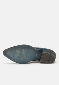 Suela de zapato de cuero azul con forma puntiaguda, base de goma y acentos de textura de madera. Presenta un logo en relieve y el número de talla 37.