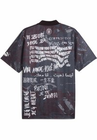 Polo de manga corta gris oscuro con patrones abstractos y texto multilingüe en blanco, con cuello negro y logo de Puma.