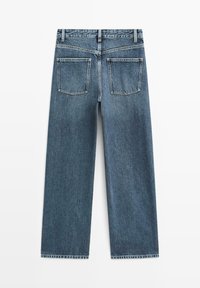 Achteraanzicht van rechte blauwe spijkerbroek met twee vierkante achterzakken, riemlussen en zichtbare naden op een witte achtergrond.