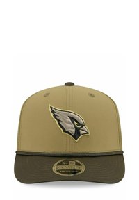 Casquette de baseball kaki avec un logo d'oiseau brodé en relief noir et jaune. Elle possède une couronne structurée, une visière plate et une sangle réglable.