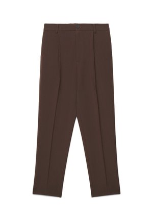 Pantaloni marroni su misura con pieghe frontali, passanti per cintura, tasche laterali e chiusura con bottone in vita.