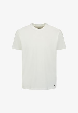 Effen wit t-shirt met korte mouwen en een ronde hals, met een klein logolabel aan de onderste zoom, op een witte achtergrond.