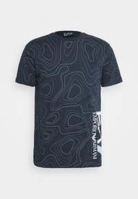 Námořnické tričko s konturovým vzorem ve světle modré barvě. Kulatý výstřih, krátké rukávy, s bílým logem na boku.