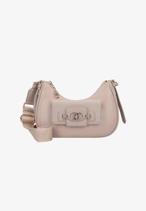 Lichtroze lederen schoudertas met een afgeronde vorm, klep aan de voorkant, logo-sluiting en een verstelbare riem met patroon.