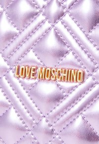 Violetten metallischen Stoff mit goldenen "LOVE MOSCHINO" Logo. Verfügt über ein Diamantmuster und kontrastierende Nähte. Glatte Textur.