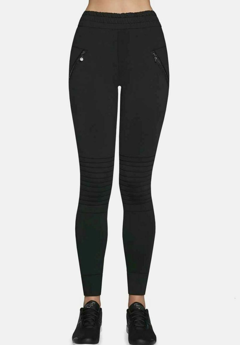 Czarne legginsy wykonane z elastycznego materiału z elastycznym pasem w talii, z dwoma kieszeniami na zamek błyskawiczny oraz poziomymi prążkowaniami na nogawkach.