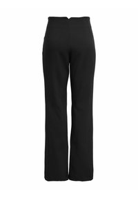 Pantalon noir à jambes larges en tissu lisse, avec une taille haute, des détails de coutures discrètes et un design épuré et simple.