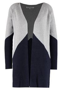 Graue und marineblaue Strickjacke mit V-Ausschnitt, offenem Vorderteil und strukturiertem Chevron-Muster. Lange Ärmel und gerippte Details am Saum.