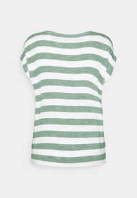 Camisa de manga corta a rayas verdes y blancas con un corte suelto, escote redondo y textura suave. Las rayas están espaciadas de manera uniforme.