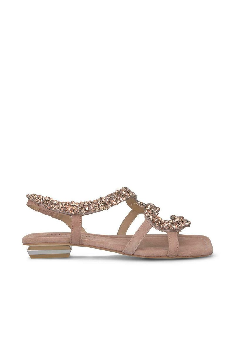 Roze suède sandalen met een platte zool, met meerdere banden en een verfraaiing met juwelen aan de bovenkant voor extra detail.
