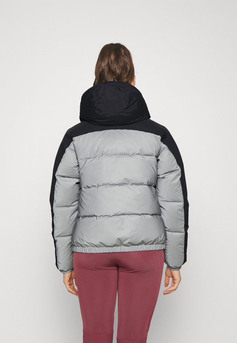 Daunenjacke in Grau und Schwarz, mit hohem Kragen, elastischem Saum und gestepptem Design. Glatte Textur und gepolsterte Isolierung für Wärme.