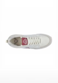 Sneakers bianchi in pelle con texture perforata, suola testurizzata e logo rosso del brand sulla linguetta. Lacci standard e linguetta posteriore rinforzata.