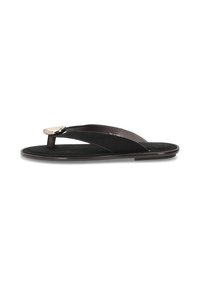 Chancla negra con una tira de cuero suave y un acento metálico. La suela es plana y aerodinámica, diseñada para un uso casual.