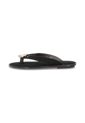 Chancla negra con una tira de cuero suave y un acento metálico. La suela es plana y aerodinámica, diseñada para un uso casual.