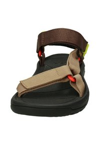 Sandalias marrones y beige con suela de goma texturizada, correas de tela y acentos naranjas. Cuenta con correas ajustables para un ajuste seguro.