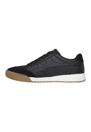 Zapatilla negra con un diseño elegante, parte superior sintética suave, acentos texturizados, cordones negros y una suela de goma contrastante.