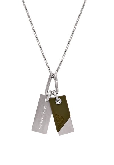 Hopeaketju, jossa on kaksi riipusta: yksi suorakulmainen hopealaput, jossa on kaiverrettu brändi, ja yksi vihreä laput, jossa on geometrisia koristeita.