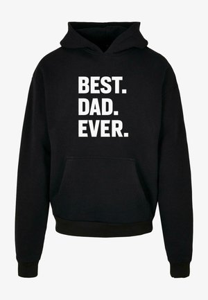 Schwarzer Kapuzenpullover mit Kängurutasche und gerippten Bündchen. Mit auffälligem weißen Text: „BESTE. VATER. EVER.“ auf der Vorderseite. Weicher Stoff.