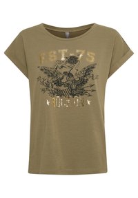Camiseta de manga corta verde oliva con gráfico de águila negra y texto metálico dorado "EST. 75" y "ROCK ON" abajo. Material de algodón suave.